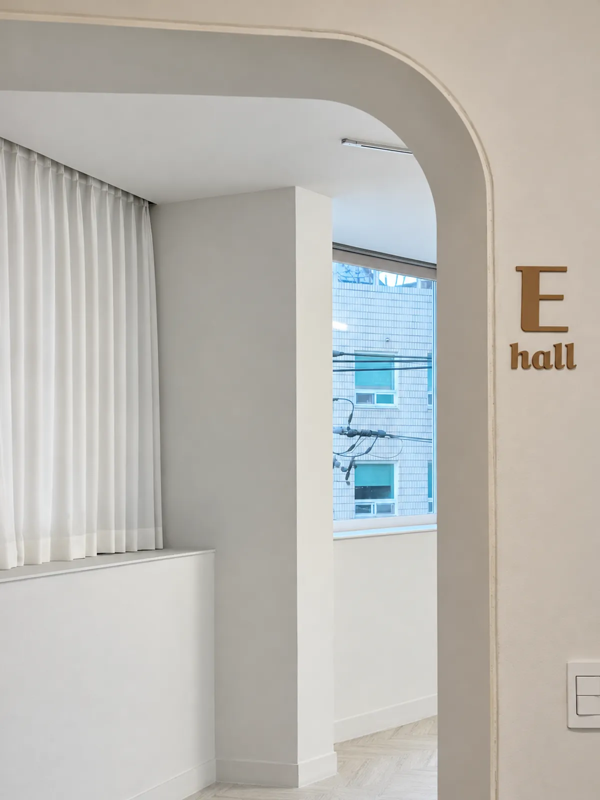 E홀 입구 — 아치형 문과 E hall 사인